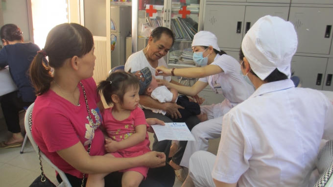 Từ 1 - 2/6 Hà Nội tổ chức uống Vitamin A cho các bé từ 6 đến 36 tháng tuổi. (Ảnh: Thu Hường)