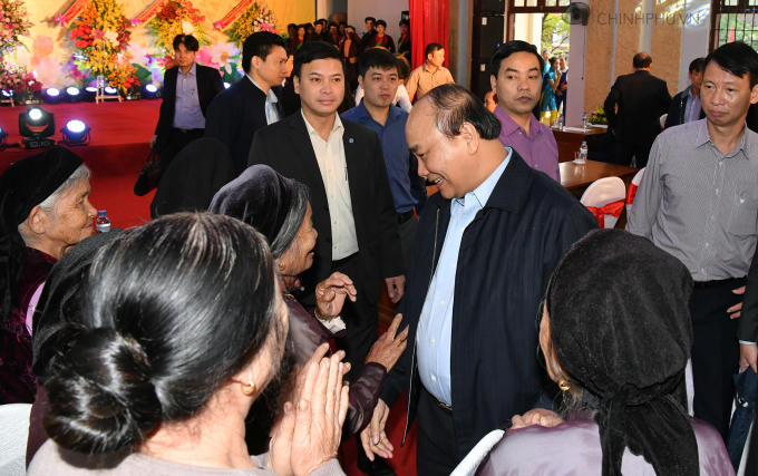 Thủ tướng Nguyễn Xu&acirc;n Ph&uacute;c dự ng&agrave;y hội Đại đo&agrave;n kết to&agrave;n d&acirc;n tộc tại huyện Việt Y&ecirc;n