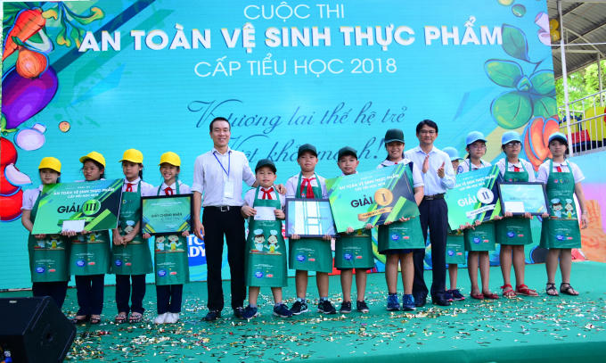 Đại diện FrieslandCampina trao giải cho các đội giành chiến thắng trong nhóm học sinh tiểu học