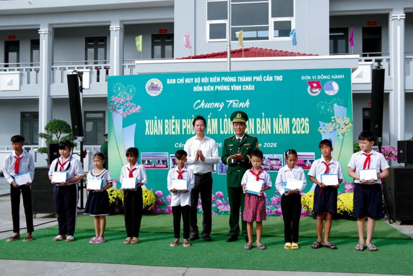 Lãnh đạo Phòng Chính trị Ban chỉ huy BĐBP TP Cần Thơ và phường Vĩnh Châu trao tặng học bổng cho các em học sinh có hoàn cảnh khó khăn