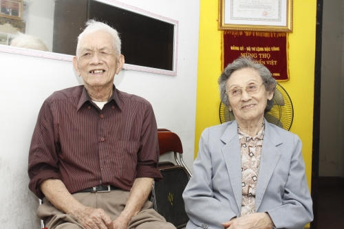 Đại tá Nguyễn Việt và vợ.