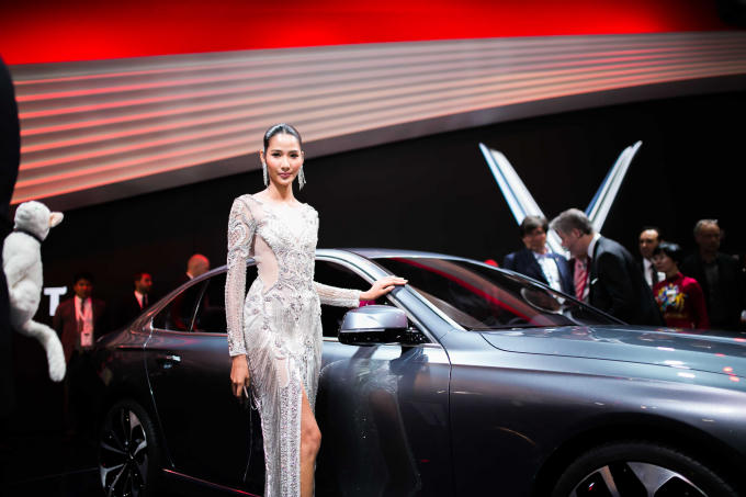 &Aacute; hậu Ho&agrave;ng Th&ugrave;y xuất hiện nổi bật tại Paris Motor Show
