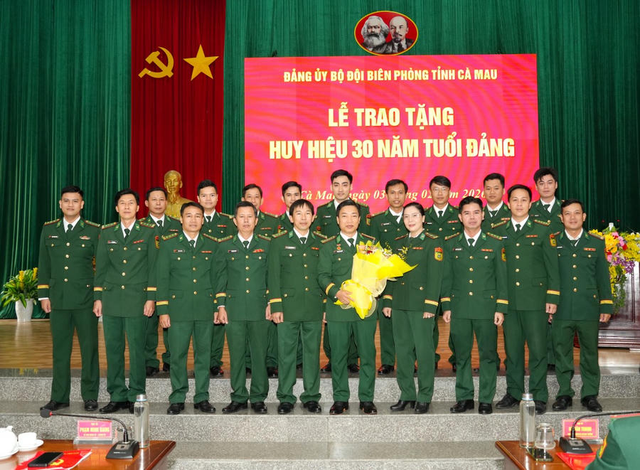 Cán bộ, đảng viên Chi bộ Phòng Chính trị (BĐBP Cà Mau) chúc mừng Đại tá Phạm Minh Giang nhận Huy hiệu 30 năm tuổi Đảng.