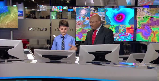 Ryland dẫn chương trình dự báo thời tiết cùng 1 trong những thần tượng của mình. (Ảnh: Make a wish)