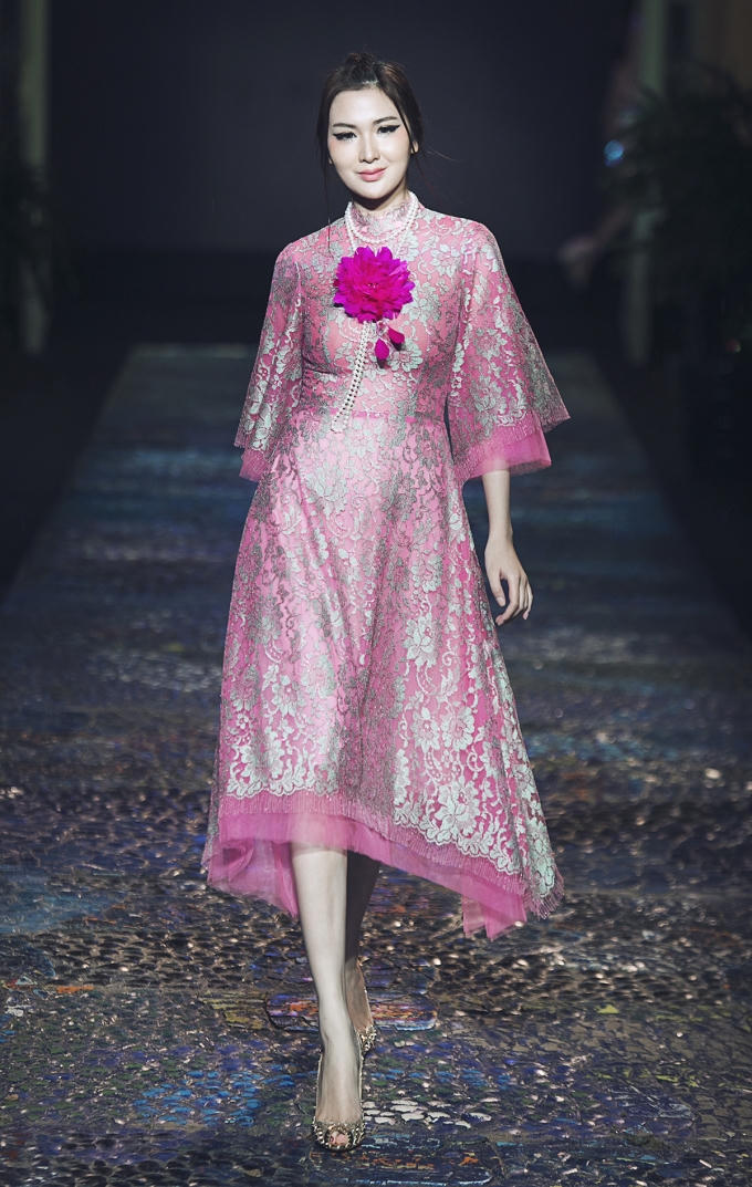 Đêm diễn được chia làm 3 phần với sự xuất hiện của các người mẫu nổi tiếng trong làng thời trang đương thời như Mâu Thủy, Hương Ly, Trang Phạm, Ngọc Châu, H’Hen Niê, Lê Thúy, Cao Ngân, H’Ăng Niê, Kim Nhung, Phan Linh. 