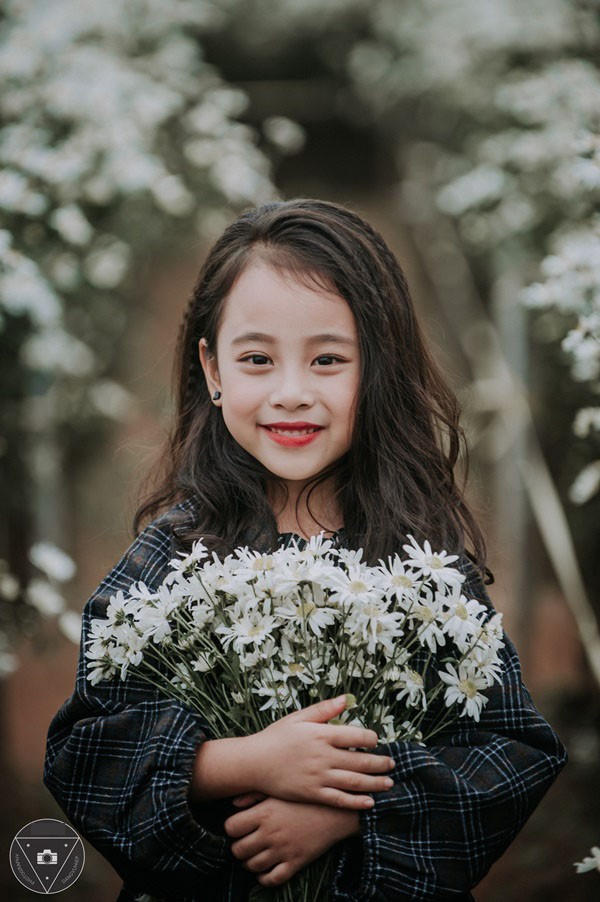 “Tiểu Chi Pu” khiến cư dân mạng sôi sùng sục với bộ ảnh chụp cùng cúc họa mi được đánh giá là đẹp nhất mùa