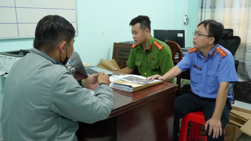 Khởi tố thêm tài xế trong vụ xe khách rượt đuổi xe tải khiến hành khách hoảng loạn