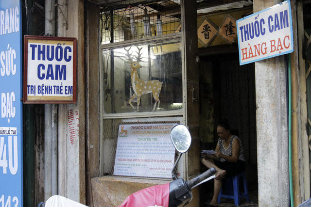 Biển hiệu vô cùng đơn giản, được treo mắc để tiện cất vào nhà lúc đóng cửa hàng.