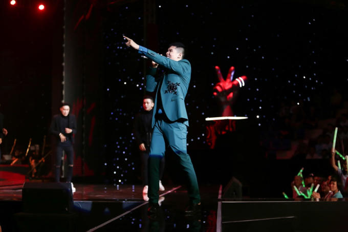 Đào Tín mang đến phần trình diễn bùng nổ trong Giọng hát Việt 2017 tập 12.