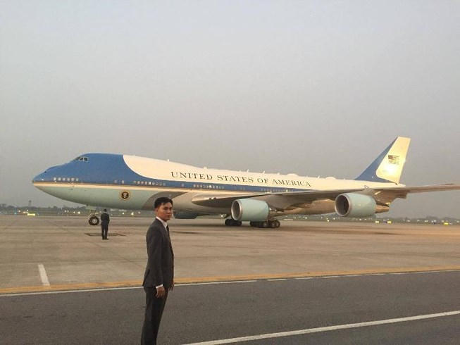 Đúng 17h23 chiều nay, (11/11), chuyên cơ Air Force One chở Tổng thống Trump đáp xuống sân bay Nội Bài (Hà Nội), bắt đầu chuyến thăm cấp Nhà nước Việt Nam (ảnh Viết Thịnh-PLO).
