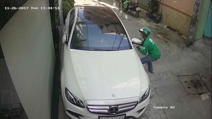 Nam thanh niên đang bẻ gương xe ô tô của ca sĩ Tố My. Ảnh: FB Tố My.