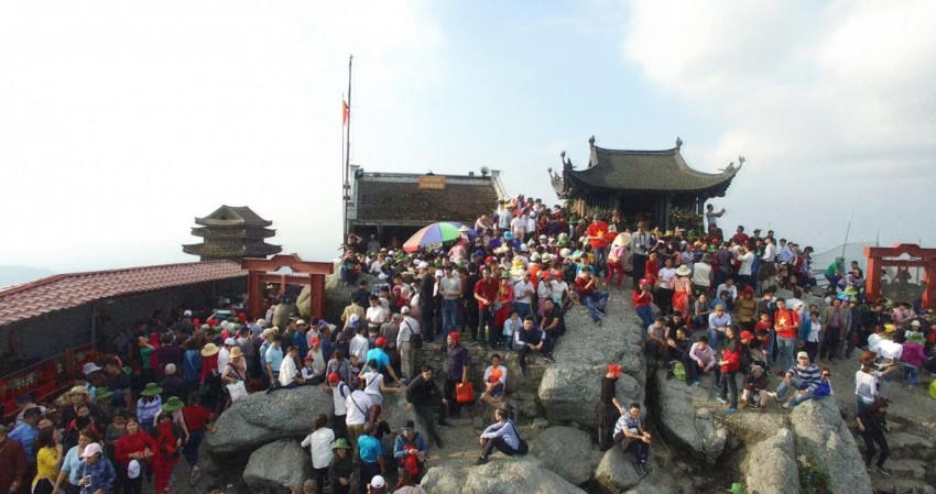 Đỉnh thiêng Yên Tử với hình ảnh Chùa Đồng an toạ tại đỉnh cao nhất là một biểu tưởng của văn hoá tâm linh, hàng năm thu hút hàng vạn du khách.