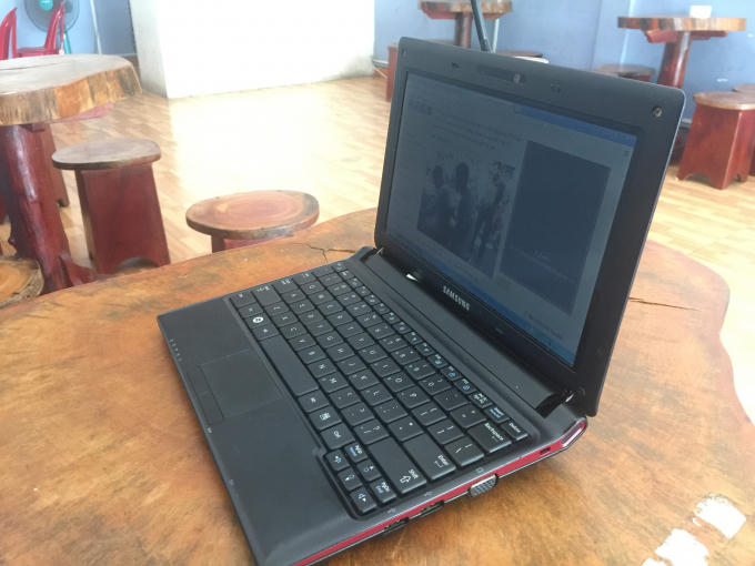 Đối tượng nhanh chóng cướp giật laptop, leo lên xe đồng bọn chờ sẵn rú ga tẩu thoát. (Ảnh minh họa)