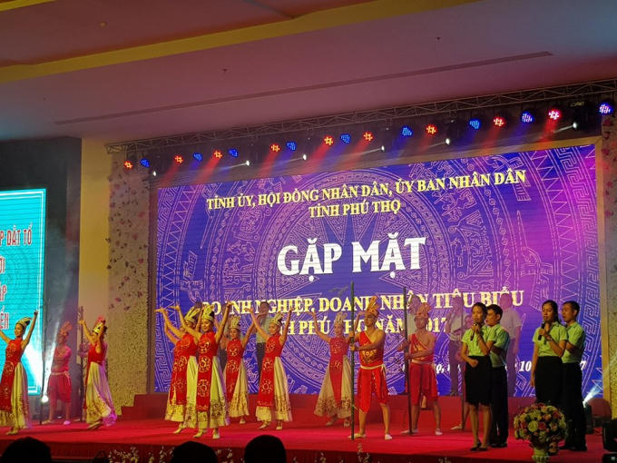 Các tiết mục văn nghệ mở màn cho lễ vinh danh doanh nghiệp, doanh nhân tiêu biểu của tỉnh Phú Thọ năm 2017.