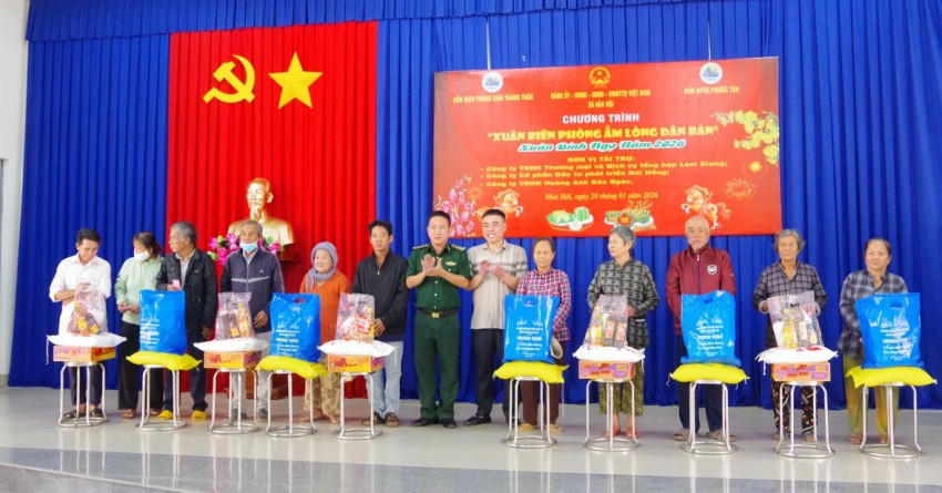 Ban Chỉ huy Đồn Biên phòng Cửa khẩu Phước Tân và nhà hảo tâm, đơn vị tài trợ trao quà tết cho người dân