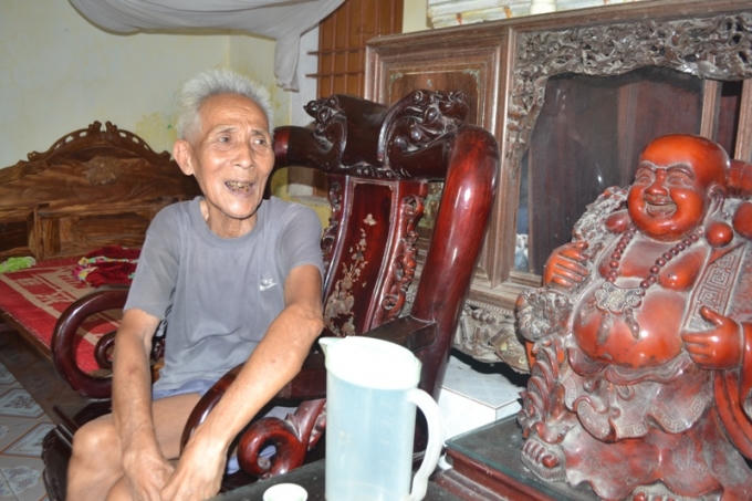 Ông Thưởng kể chuyện mình lấy hai vợ. (Ảnh Đ.H).