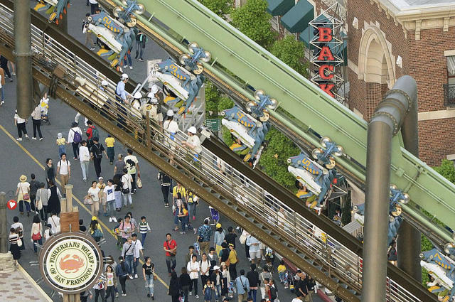 Đại diện của Công viên giải trí Universal Studios Japan ở Osaka, Nhật Bản cho biết tàu trượt mang tên Khủng long Bay đã dừng đột ngột khi đang nhào lộn trên đoạn đường dài 1.100m vào khoảng 16h45 chiều qua 1/5.