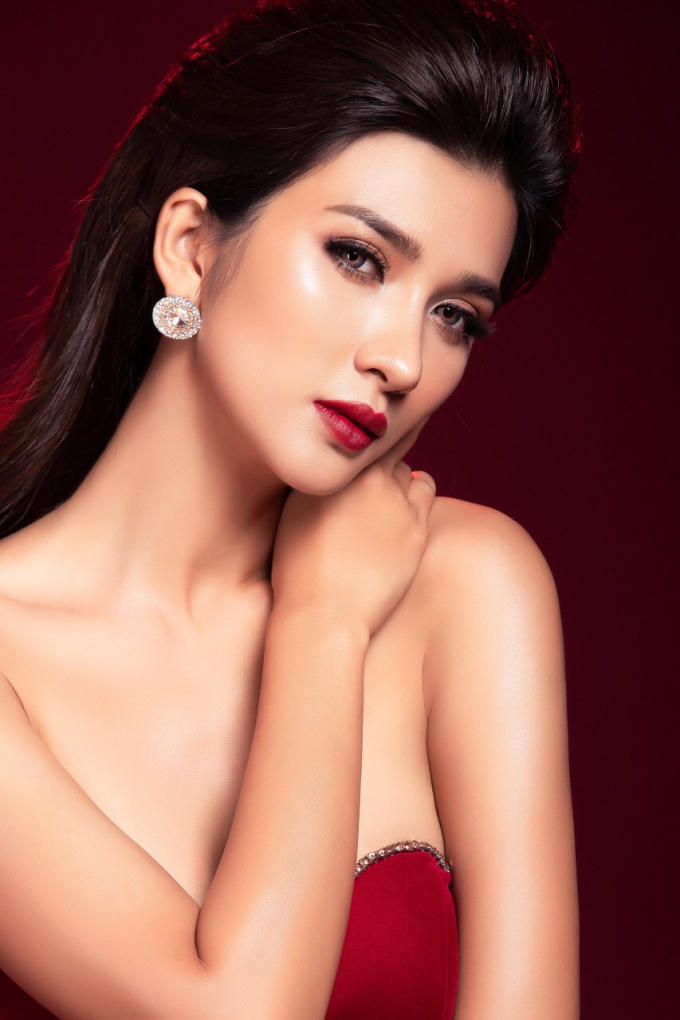 Kim Tuyến diện v&aacute;y kho&eacute;t s&acirc;u khoe đường cong gợi cảm