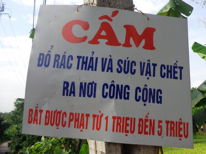 Người dân tại một số xóm của xã Ngọc Lũ đã tự đóng những tấm biển như thế để răn đe những ngời vứt trộm lợn chết ra môi trường.