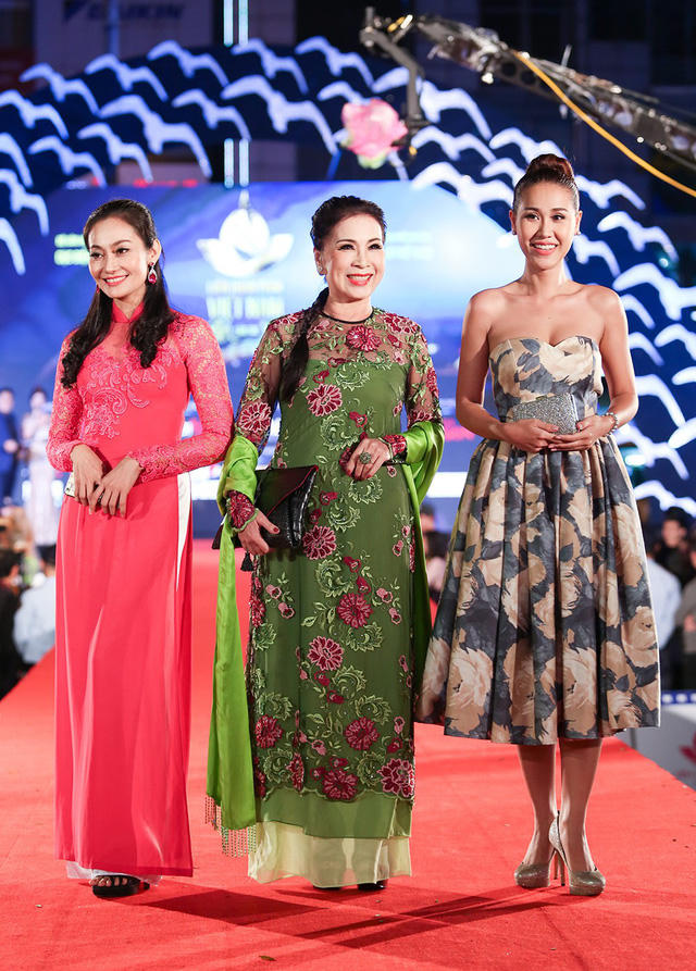 NSƯT Hạnh Thúy và NSƯT Kim Xuân đều chọn trang phục áo dài để sải bước trên thảm đỏ. Cả hai nữ nghệ sĩ khá thân thiết ngoài đời.