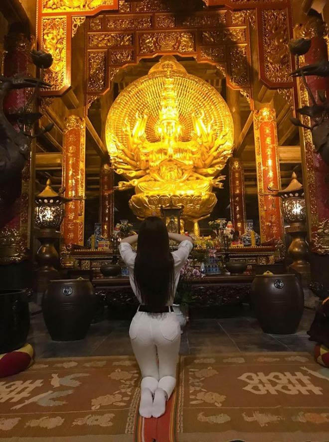 Trang phục kín đáo nhưng cô vẫn bị chỉ trích.