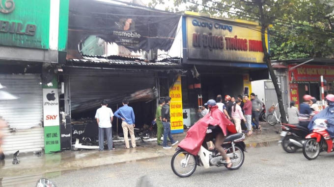 Vụ cháy đã làm hư hỏng nặng một quán cà phê, 1 cửa hàng tạp hóa và 3 tiệm điện thoại.