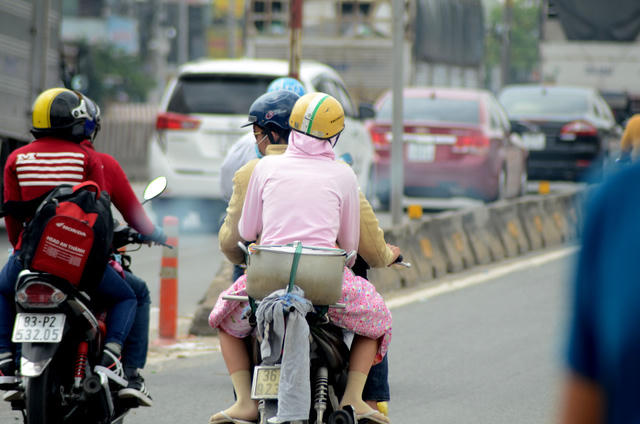 Chắc bên trong chiếc nồi này là một món đặc sản nào đó.