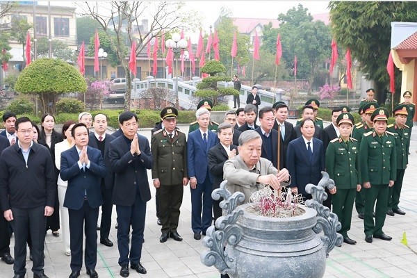 Tổng Bí thư Tô Lâm và các đại biểu dâng hương tại Khu lưu niệm Tổng Bí thư Nguyễn Văn Linh.