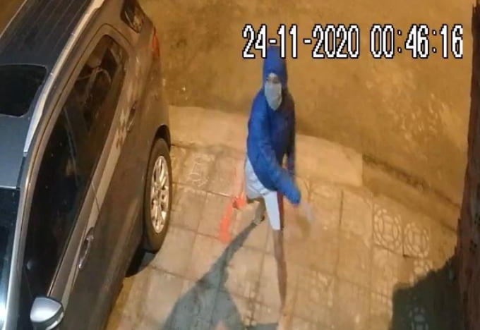 Đối tượng bịt mặt ném chất bẩn vào nhà phóng viên Nguyễn Thanh Tuấn trong đêm 24/11/2020.