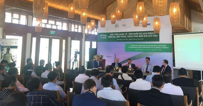 Các chuyên gia trình bày trình bày ý kiến tại Hội thảo quốc tế “Tầm nhìn hiện đại về Du lịch ĐBSCL bền vững thích ứng biến đổi khí hậu với Cần Thơ là trung tâm”.