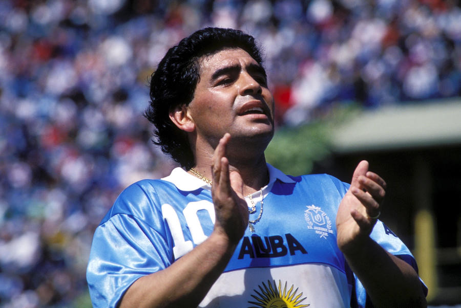 Cả làng bóng đá thế giới đã hướng về Maradona với sự tri ân, tưởng nhớ sâu sắc. Đất nước Argentina đã dành sự tri ân đặc biệt cho huyền thoại bóng đá vĩ đại nhất lịch sử khi tổ chức quốc tang 3 ngày. Trong khi đó, CLB Napoli đã đổi tên sân San Paolo thành Diego Maradona để tưởng nhớ huyền thoại của CLB.
