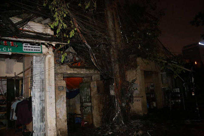 Hiện trường cột điện phát nổ và bốc cháy.