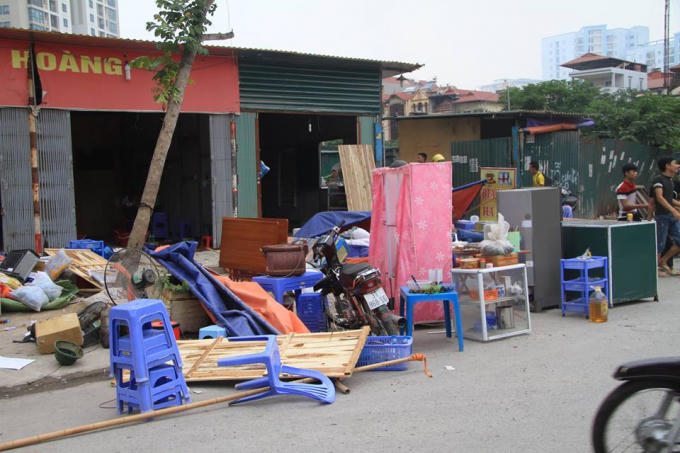 Công nhân nhanh chóng vận chuyển đồ đạc và các đồ dùng ra phía ngoài, đồng thời báo cho các cơ quan chức năng.
