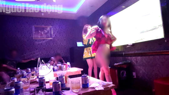 Cảnh lột đồ, nhảy nhót và thác loạn diễn ra ở các căn phòng, bên ngoài canh gác nghiêm ngặt.