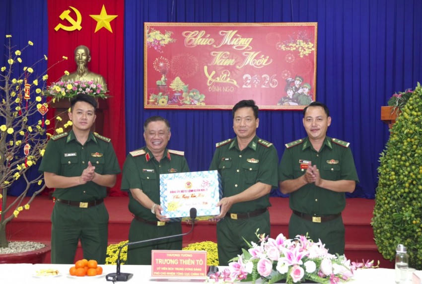 Thiếu tướng Trần Chí Tân - Phó Chính ủy Quân khu 7 trao tặng quà Đồn Biên phòng cửa khẩu quốc tế Mộc Bài.