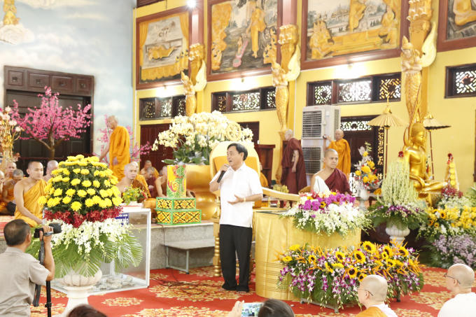 Ông Huỳnh Uy Dũng phát biểu hỗ trợ 350 xuất bảo hiểm y tế và sinh hoạt nơi đây.