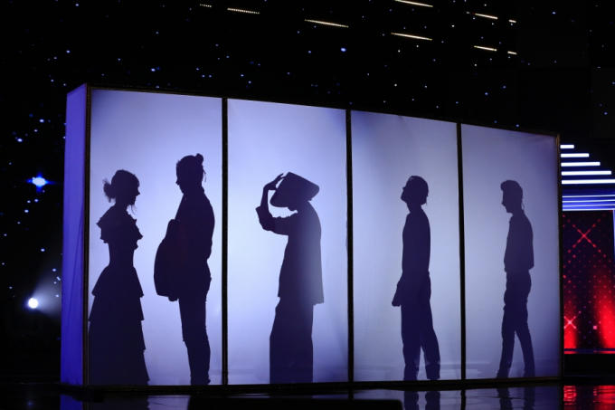 Vừa h&aacute;t vừa tr&igrave;nh diễn bộ sưu tập thời trang, trai đẹp g&acirc;y n&aacute;o loạn Giọng Ca B&iacute; Ẩn