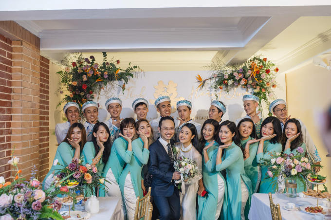 Các Biên tập viên, MC của Đài truyền hình Việt Nam bê tráp trong đám hỏi Phí Linh: Mai Trang, Minh Trang, Xuân Quỳnh, Quỳnh Hoa.