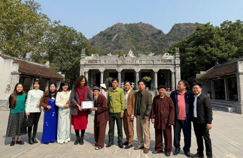 Bằng khen của Trưởng đại diện UNESCO tại Việt Nam trao tặng ông Chu Văn Thim vì những đóng góp lâu dài trong việc gìn giữ di sản tại đền Thái Vi, thuộc Di sản Thế giới Quần thể danh thắng Tràng An