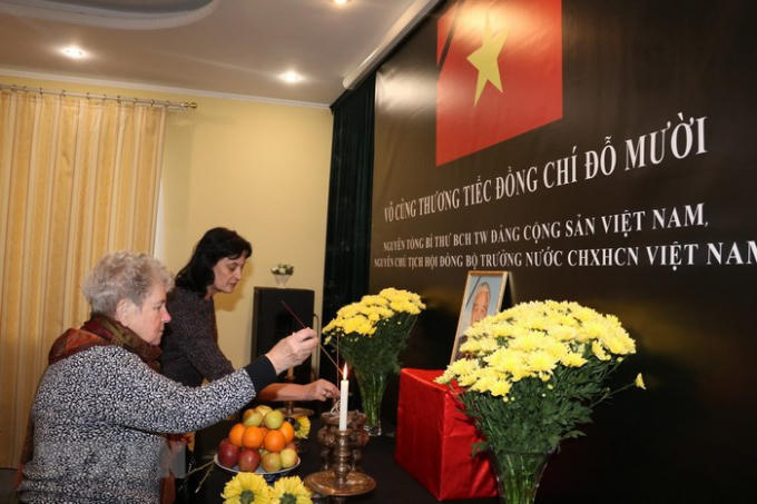Đại sứ quán Việt Nam tại Ukraine tổ chức Lễ viếng và mở sổ tang nguyên Tổng Bí thư Đỗ Mười. (Ảnh: Dương Trí/TTXVN)