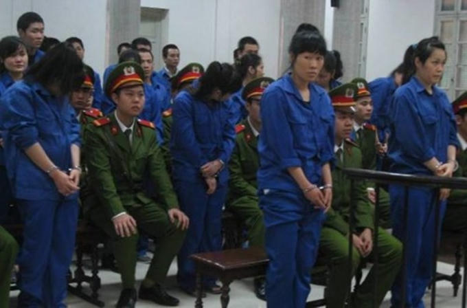 Các bị cáo trong vụ án ma túy bãi rác Thành Công nghe tòa tuyên án trong phiên tòa sơ thẩm.