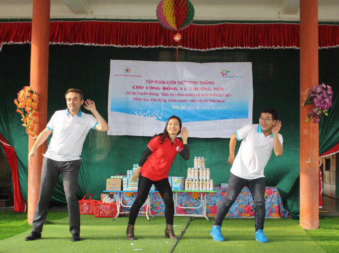 Trẻ mầm non xã Song An (tỉnh Thái Bình) được hướng dẫn cách vận động hợp lý.