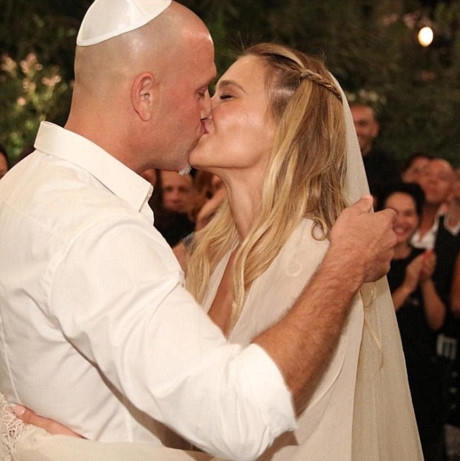 Đám cưới của cô diễn ra rất kín tiếng. Đây là một trong những bức ảnh hiếm hoi người đẹp khoe trên trang cá nhân.