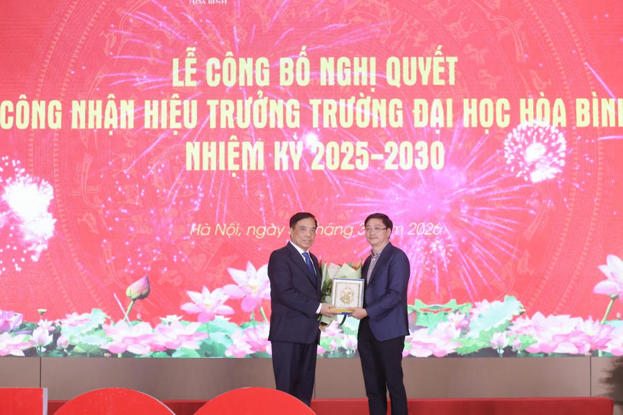 PGS.TS Bùi Anh Tuấn (bên phải) nhận Quyết định bổ nhiệm chức vụ Hiệu trưởng Trường Đại học Hòa Bình.