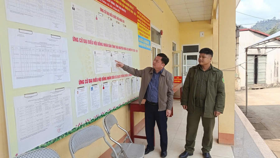 Ông Lường Văn Vương, Phó Bí thư Thường trực Đảng ủy xã Bạch Thông kiểm tra công tác chuẩn bị trước ngày bầu cử chính thức.