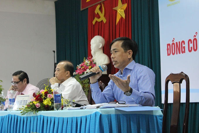 Biểu quyết miễn nhiệm chức vụ Chủ tịch HĐQT công ty đối với ông Nguyễn Thanh Hùng (giữa) và Tổng Giám đốc công ty đối với ông Đặng Đức Vũ (phải).