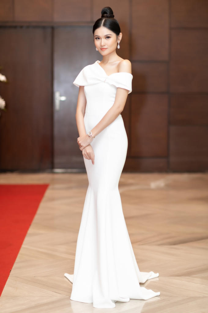 Cô diện chiếc váy trắng phom dáng ôm của nhà thiết kế Lê Thanh Hoà, khoe khéo hình thể và vai trần gợi cảm.