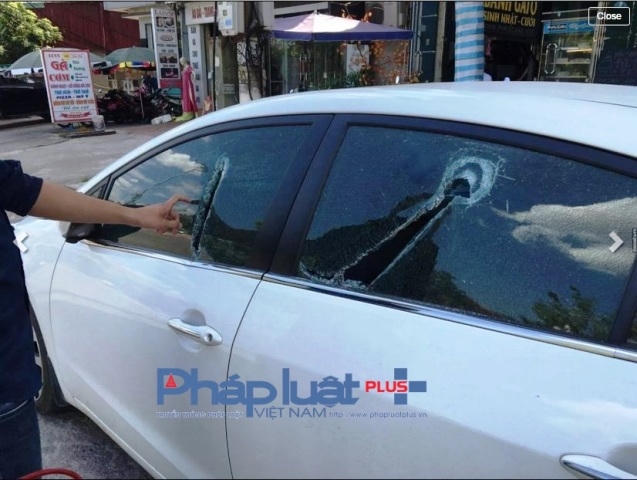 Những chiếc xe ô tô bị đối tượng Thế Anh chém vỡ kính.