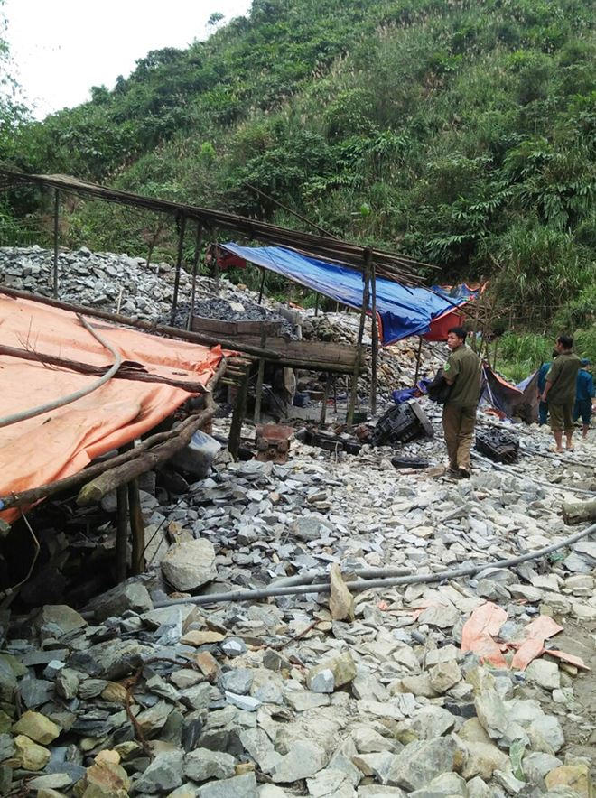 Để vào được điểm khai thác vàng trái phép phải đi bộ 3-4 tiếng đồng hồ mới đến nơi.