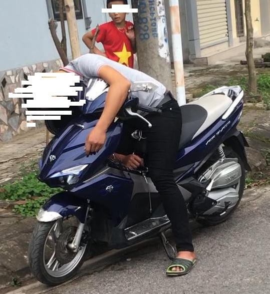 Nam thanh niên phát hiện chết gục trên xe máy.